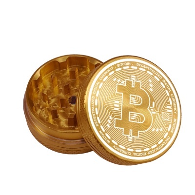 Triturador dourado com desenho de moeda Bitcoin na tampa