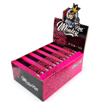 Caixa expositora com pacotes de tubos finos para fumar Monkey King KS Slim + Tips
