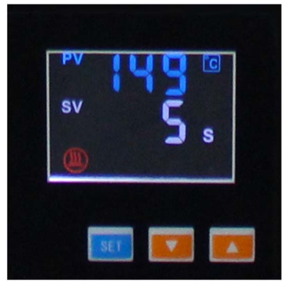 painel digital com display a mostrar 149 graus Celsius e botões SET, seta para baixo e seta para cima