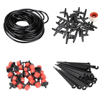 Kit de irrigação com tubo preto, conectores em T, regadores vermelhos e pretos, estacas de plástico pretas e fita branca.
