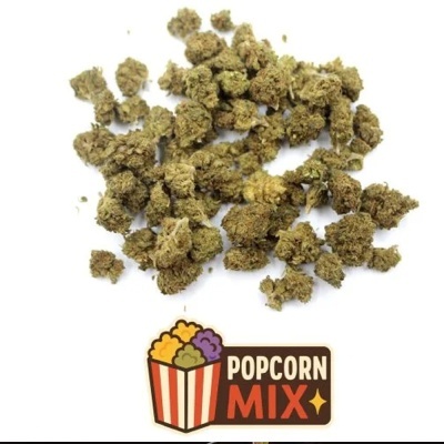 Pequenos raminhos verdes secos sobre fundo branco com texto POPCORN MIX