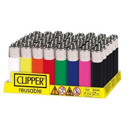Conjunto de isqueiros Clipper reutilizáveis coloridos numa base amarela.