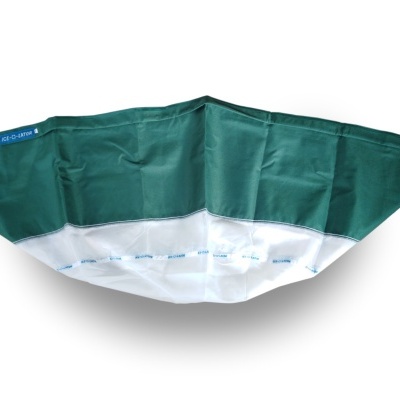Saco de tecido verde e branco com inscrições ICE-O-LATOR