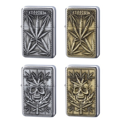 Conjunto de quatro isqueiros metálicos decorados com folhas de cannabis e crânios