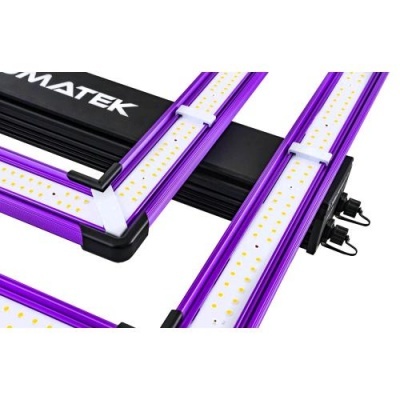 Painel LED com luzes amarelas em tiras brancas e estrutura roxa e preta