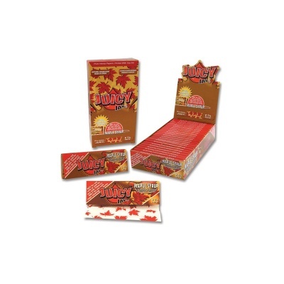 Embalagens de papel de enrolar Juicy Jay's com folhas de bordo vermelhas e texto sobre sabor maple syrup.
