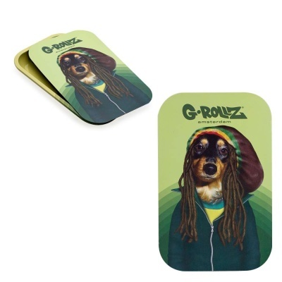 Duas tampas metálicas verdes com imagem de cão vestido com gorro e casaco