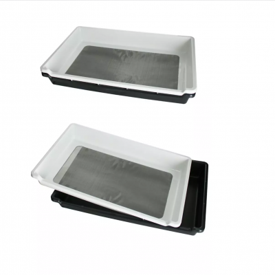 Duas vermicomposteiras retangulares empilhadas, partes brancas e pretas, com tela cinza interior.