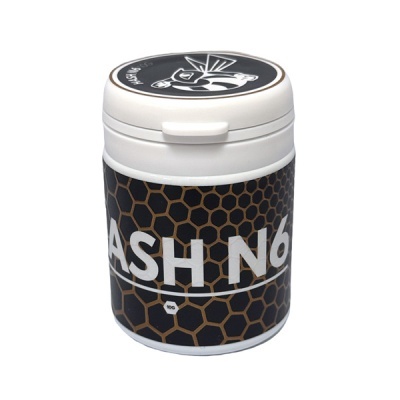 Frasco plástico branco com rótulo preto hexagonal castanho e texto ASH N6