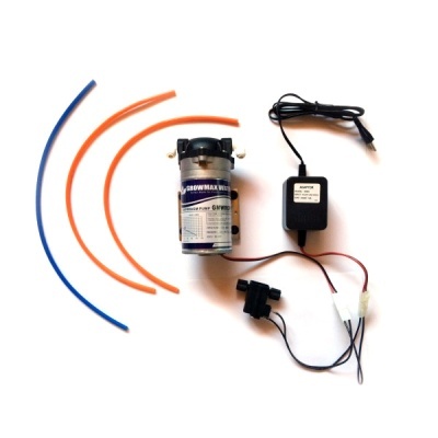 Conjunto de bomba de água, tubos flexíveis e adaptador elétrico sobre fundo branco