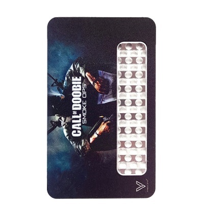 Cartão metálico decorativo com soldado e texto CALL of DOODIE SMOKE OPS, com pastilhas brancas em embalagem