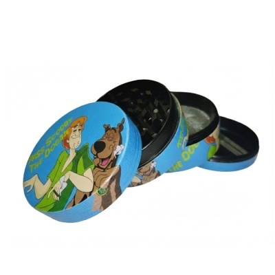 Triturador azul com imagem de Shaggy e Scooby-Doo e texto Pass Scooby THE DOOGY