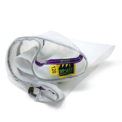 Saco filtrante branco com etiqueta amarela THE PURE FACTORY e número 120