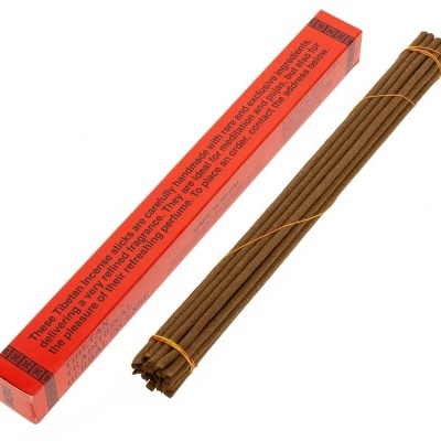 Paus de incenso tibetano com embalagem vermelha e texto preto
