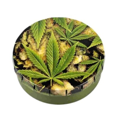 Triturador redondo com imagem de folhas de cannabis e cogumelos