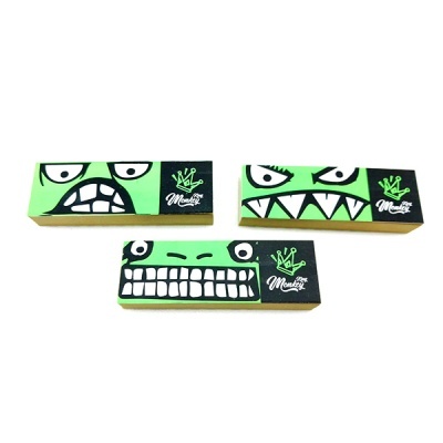 Caixas retangulares verdes e pretas com desenhos de rostos e texto IMP Monkey