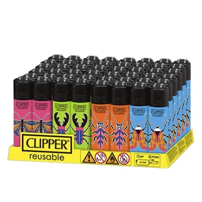 Isqueiros Clipper reutilizáveis com vários designs coloridos em suporte amarelo.