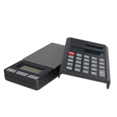 Balança digital preta com visor LCD e calculadora preta com ecrã e botões cinzentos