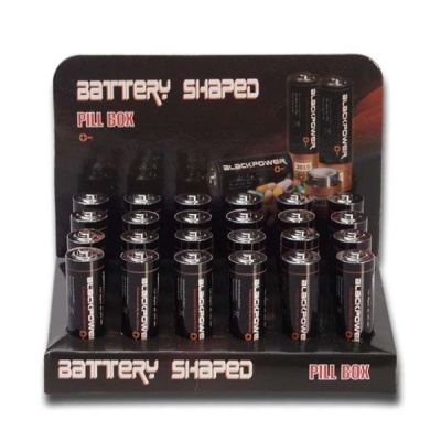 Caixas pretas em forma de pilha com texto BATTERY SHAPED PILL BOX em expositor preto