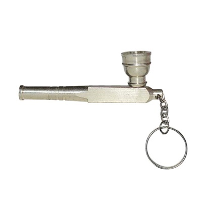 Cachimbo metálico prateado com chaveiro em fundo branco