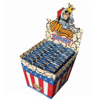 Expositor com caixas azuis de pipocas King Monkey Popcorn com ilustração de macaco com coroa