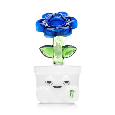 Figura decorativa de vidro em forma de vaso branco com flor azul e folhas verdes
