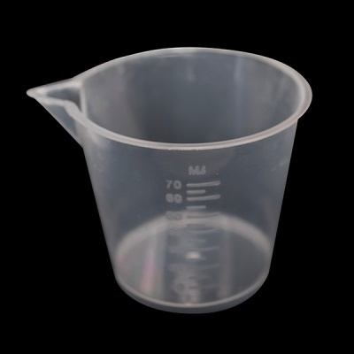 Copo medidor transparente de plástico com graduação em ml e bico