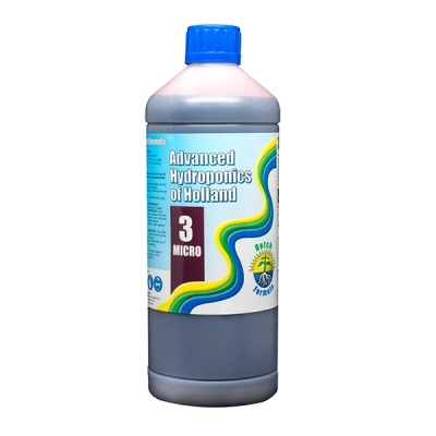 Garrafa de plástico com líquido e rótulo azul e branco de adubo hidroponia