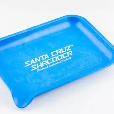 Tabuleiro azul de plástico com texto branco SANTA CRUZ SHREDDER em fundo branco