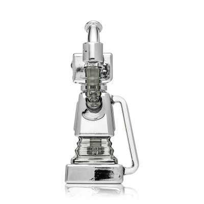 cachimbo de água de vidro transparente com design complexo em fundo branco