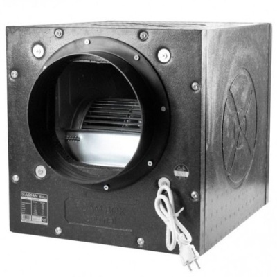 Ventoinha de extracção de ar preta quadrada com cabo eléctrico branco e motor interior visível