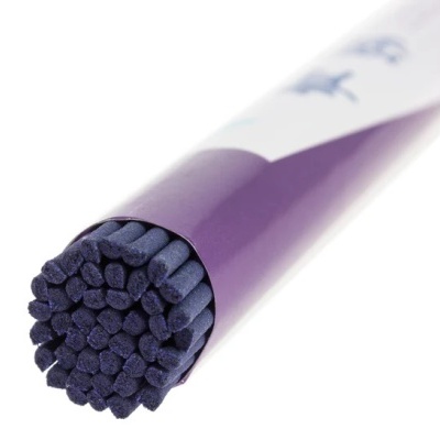 Pacote de paus de incenso azul-escuro com embalagem de papel roxo e branca