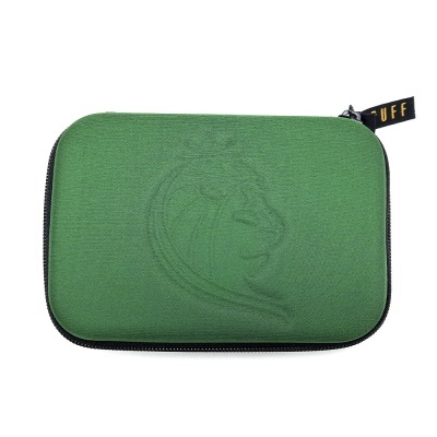 Estojo verde com relevo de leão e fecho preto com etiqueta TUFF