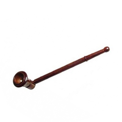 Cachimbo de madeira comprido castanho isolado