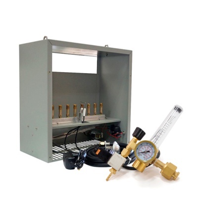 Caixa metálica cinza com regulador de gás e manómetro ao lado