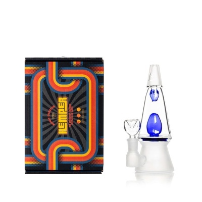 Equipamento para fumar em vidro transparente com detalhes azuis e uma caixa preta colorida com texto Hemper.