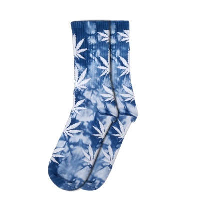 Meias azuis com padrão tie-dye branco e folhas brancas estampadas