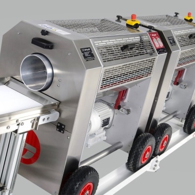 Máquina industrial metálica com rodas e painel de controle com botões