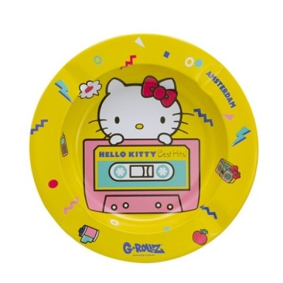 Prato amarelo cerâmico com ilustração Hello Kitty segurando cassete rosa e frase HELLO KITTY Best Hits.