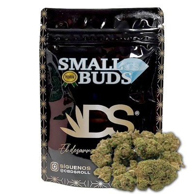 Pacote preto com texto e flores de cannabis secas