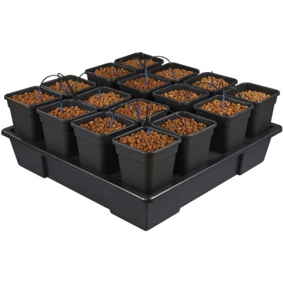 Conjunto de 12 vasos quadrados pretos com argila expandida castanha e fios inseridos em base plástica preta.