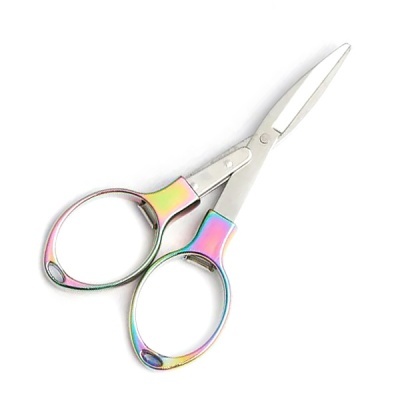 Tesoura pequena de metal com cabos iridescentes em fundo branco