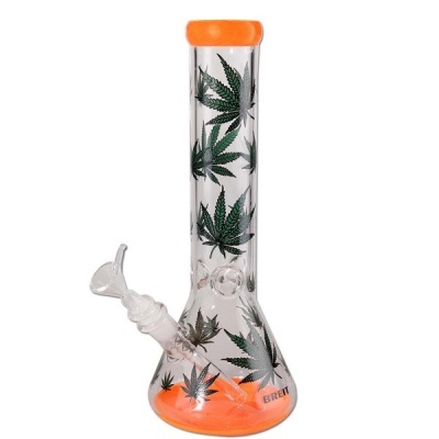 Bong de vidro transparente com folhas de canábis e detalhes em laranja