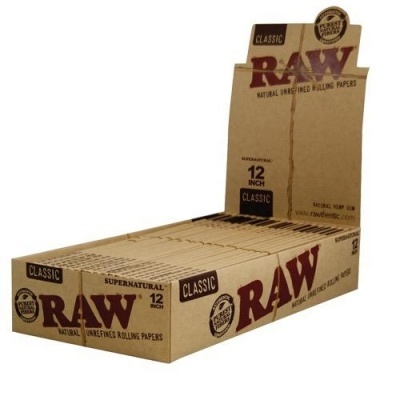 Caixa aberta com vários papelotes RAW Classic para enrolar