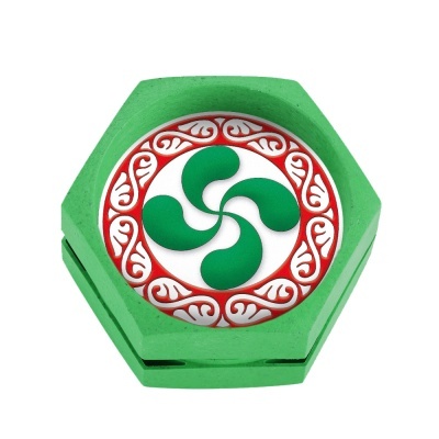 Caixa hexagonal verde com padrão decorativo redondo no tampo