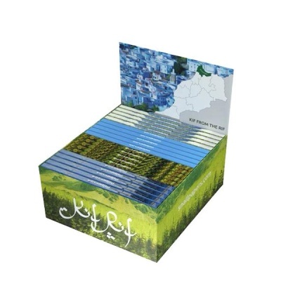 Expositor com vários cadernos ou livros com capas azuis e verdes e mapa do Rif