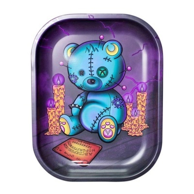 Tabuleiro com ilustração de urso azul e velas cor-de-rosa.