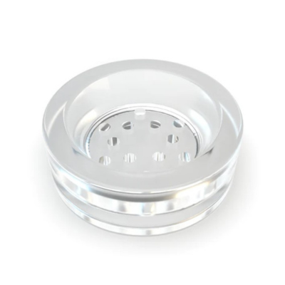 Triturador de plástico transparente com aberturas circulares no topo