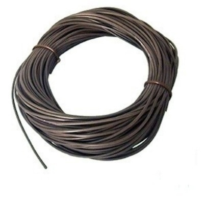 Bobina de cabo elétrico preto enrolado com isolamento plástico