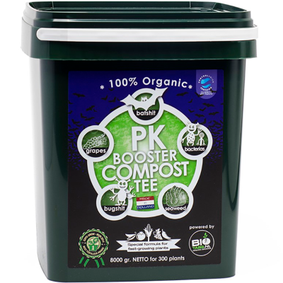 Recipiente preto de PK Booster Compost Tee com rótulo verde e branco.